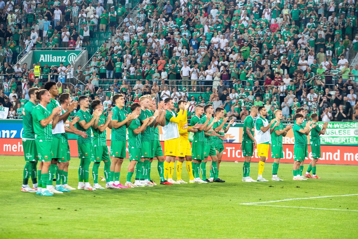 Rapid Wien feiert den 1:0-Heimsieg gegen die Fiorentina. 