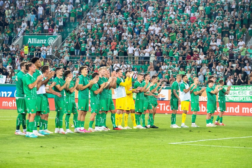 Rapid Wien feiert den 1:0-Heimsieg gegen die Fiorentina. 