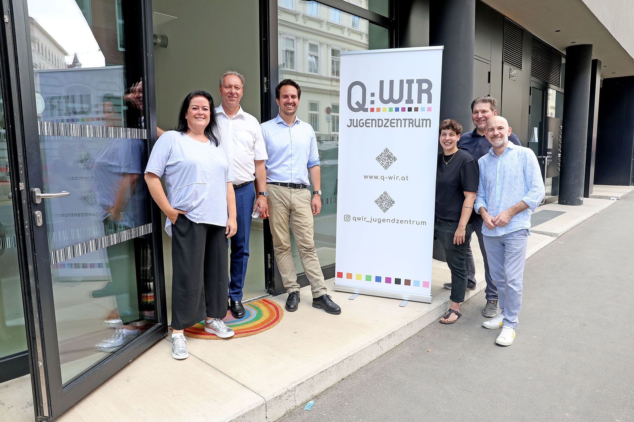 Vizebürgermeister Christoph Wiederkehr (3.v. li.) und Ottakrings Bezirkschef Franz Prokop (2.v. li.) besuchten das Queere Jugendzentrum in der Fröbelgasse.