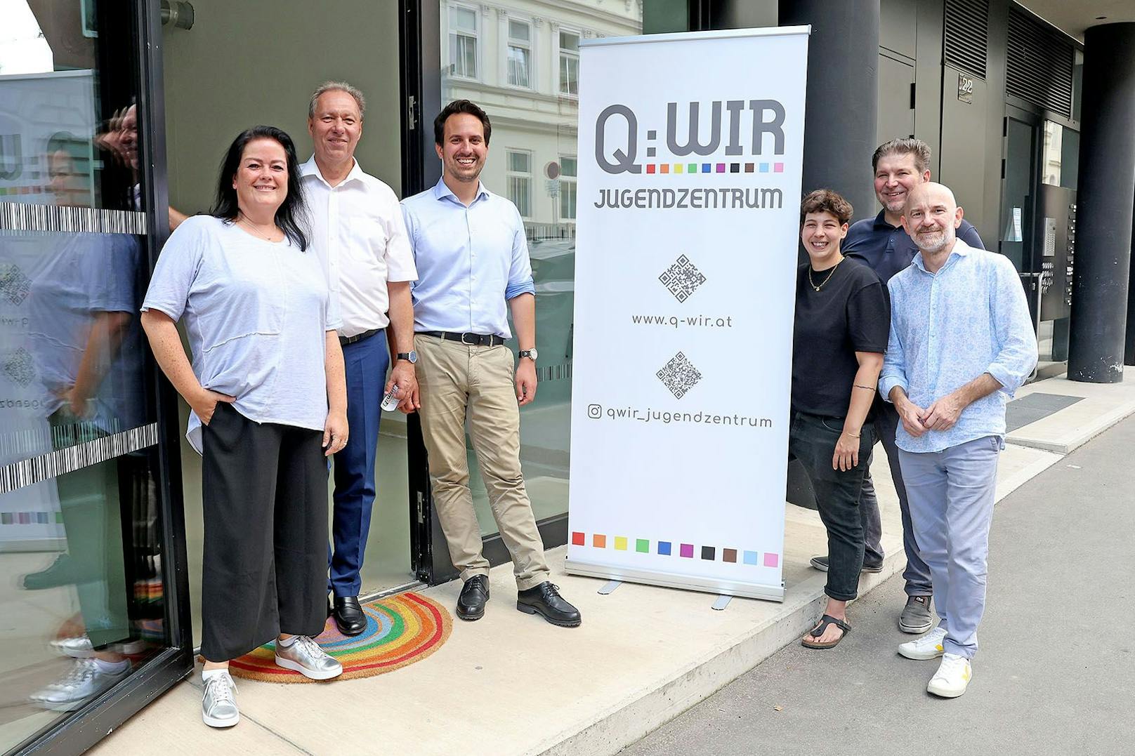 Vizebürgermeister Christoph Wiederkehr (3.v. li.) und Ottakrings Bezirkschef Franz Prokop (2.v. li.) besuchten das Queere Jugendzentrum in der Fröbelgasse.