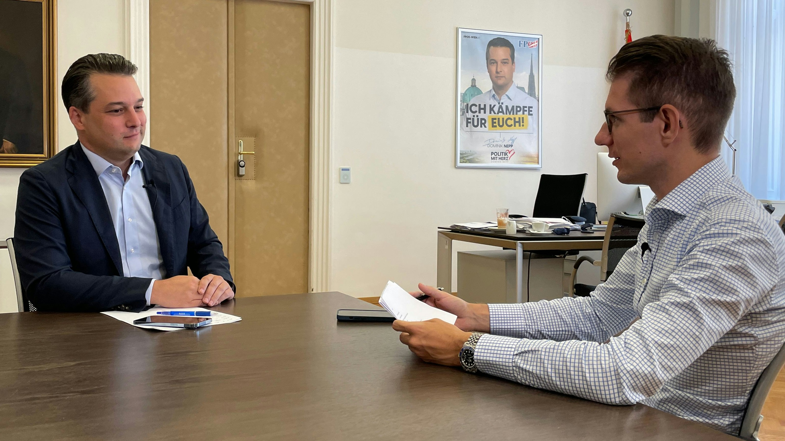 Sommerinterview: Dominik Nepp im Gespräch mit <em>Heute.at</em>-Chefredakteur Clemens Oistric