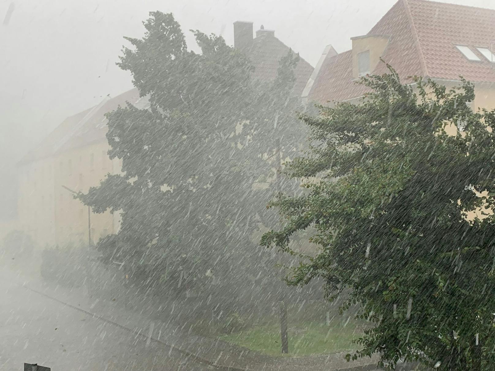 Experten warnen vor einem gefährlichen Starkregen-Hagel-Gewitter-Mix.