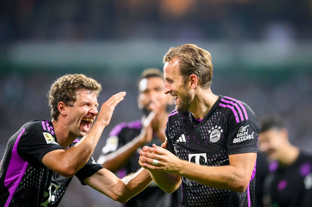 Thomas Müller mit Bayern-Neuzugang Harry Kane.