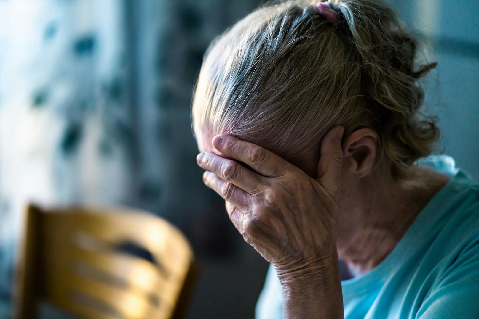 Eine demenzkranke Frau wurde beim Pflegegeld zu niedrig eingestuft. (Symbolbild)
