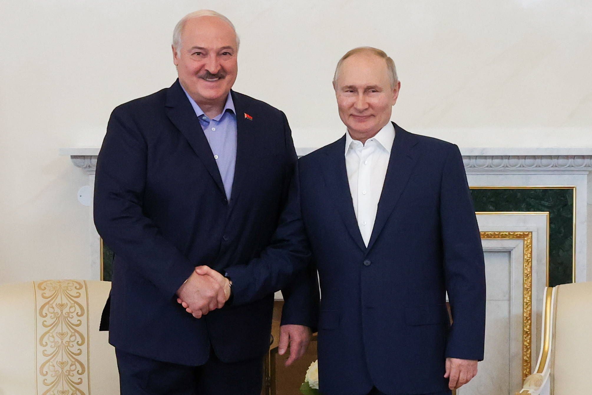 Der belarussische Präsident Alexander Lukaschenko (l.) gilt als enger Vertrauter von Wladimir Putin (r.). 