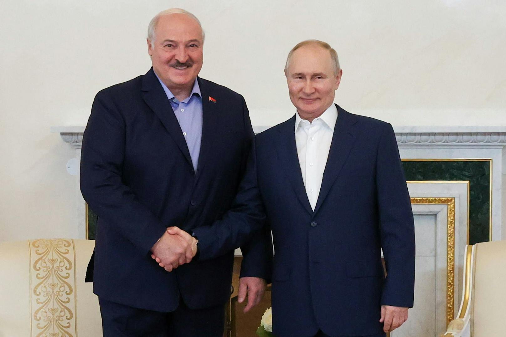 Der belarussische Präsident Alexander Lukaschenko (l.) gilt als enger Vertrauter von Wladimir Putin (r.). 