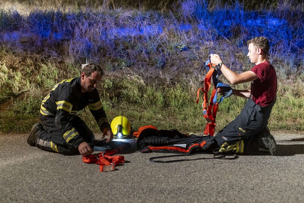 Mäderl aus Schacht gerettet - Vorbereitung der Feuerwehr