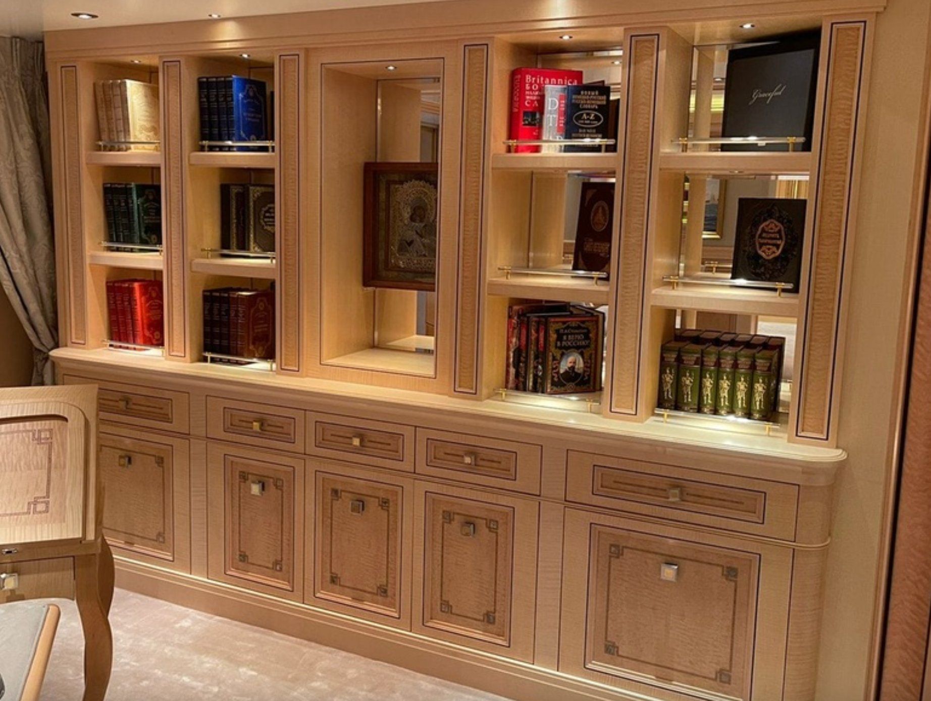 Auch ein Bücherregal durfte offenbar nicht fehlen. 