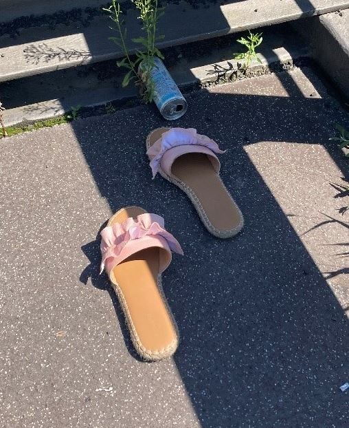 Diese Damenschuhe wurden am Ufer der Mur gefunden. Es deutet alles auf einen Unfall hin. 