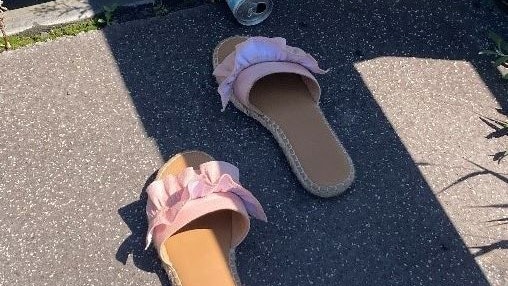 Diese Damenschuhe wurden am Ufer der Mur gefunden. Es deutet alles auf einen Unfall hin. 