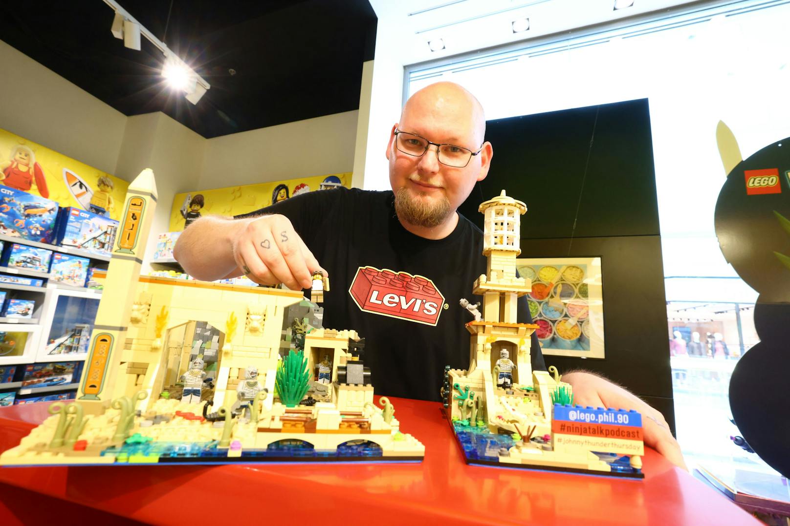 Philipp mit einer seiner Lego-Kreationen, die aktuell in der SCS Vösendorf im Lego Store ausgestellt ist.