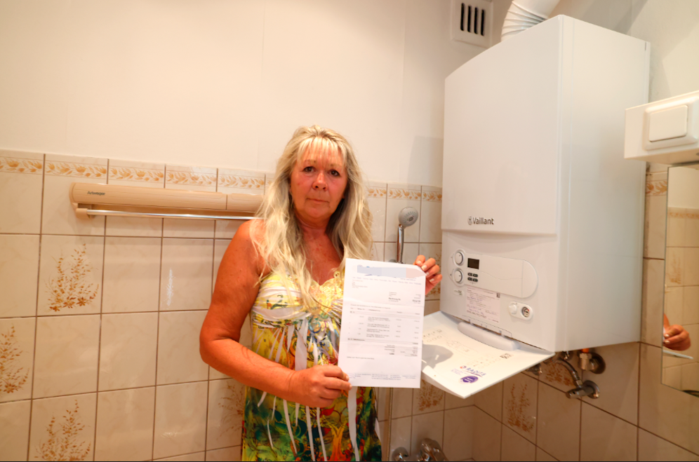 Gabi Z. (58) mit der Rechnung samt neuer Therme von Erika M. (89)