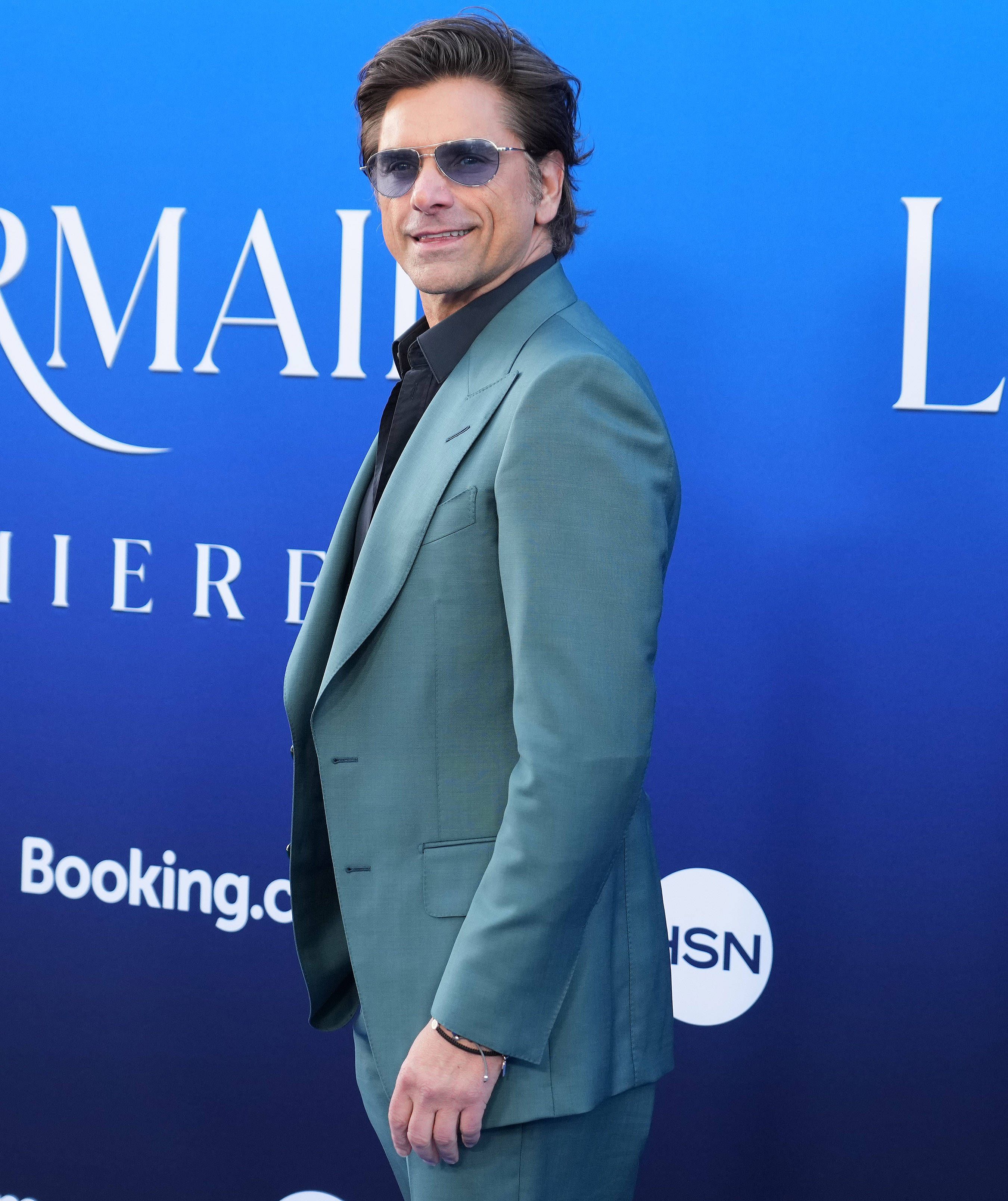 John Stamos zeigt auf Instagram, was er hat.