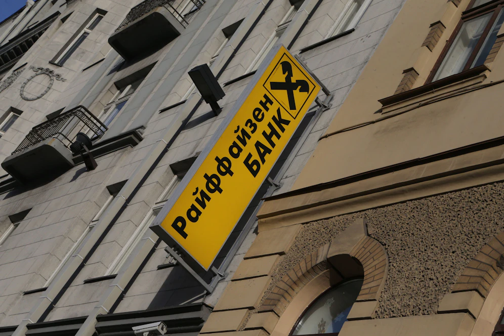 Die russische Raiffeisen-Tochter soll verkauft werden. Im Bild eine Raiffeisen-Filiale in St. Petersburg.