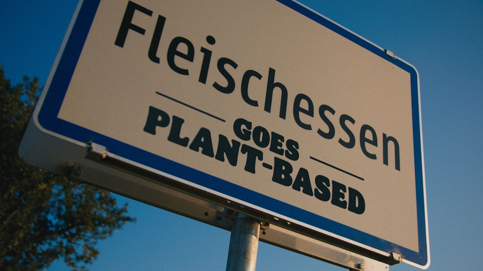 Das Ortsschild wurde verschönert.