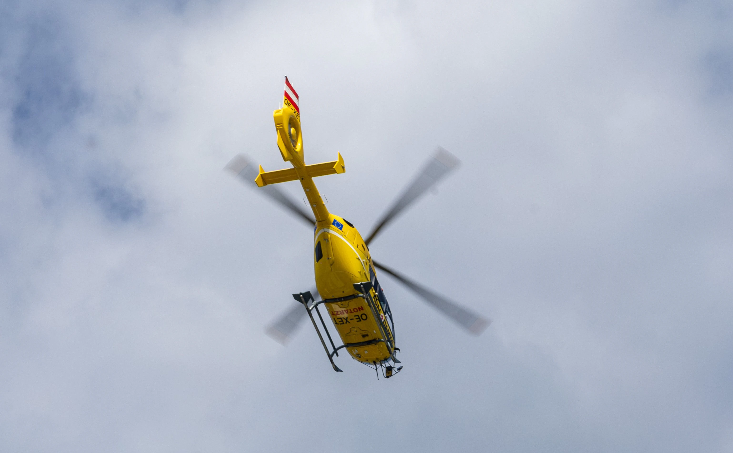 Der Rettungshubschrauber C12 transportierte den 13-Jährigen mit schweren Verletzungen in das LKH-Graz. (Symbolbild)