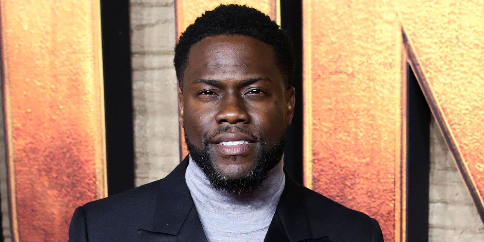 Kevin hart sitzt aktuell im Rollstuhl.