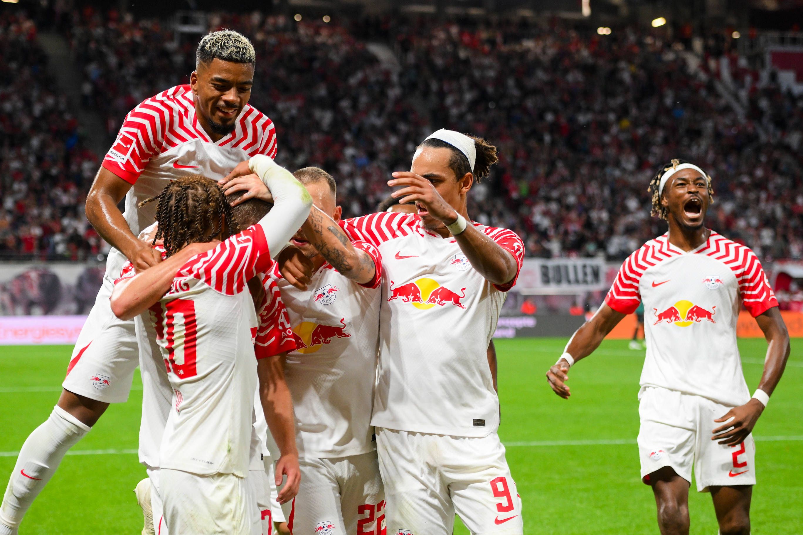 RB Leipzig bejubelt den Kantersieg gegen Stuttgart. 