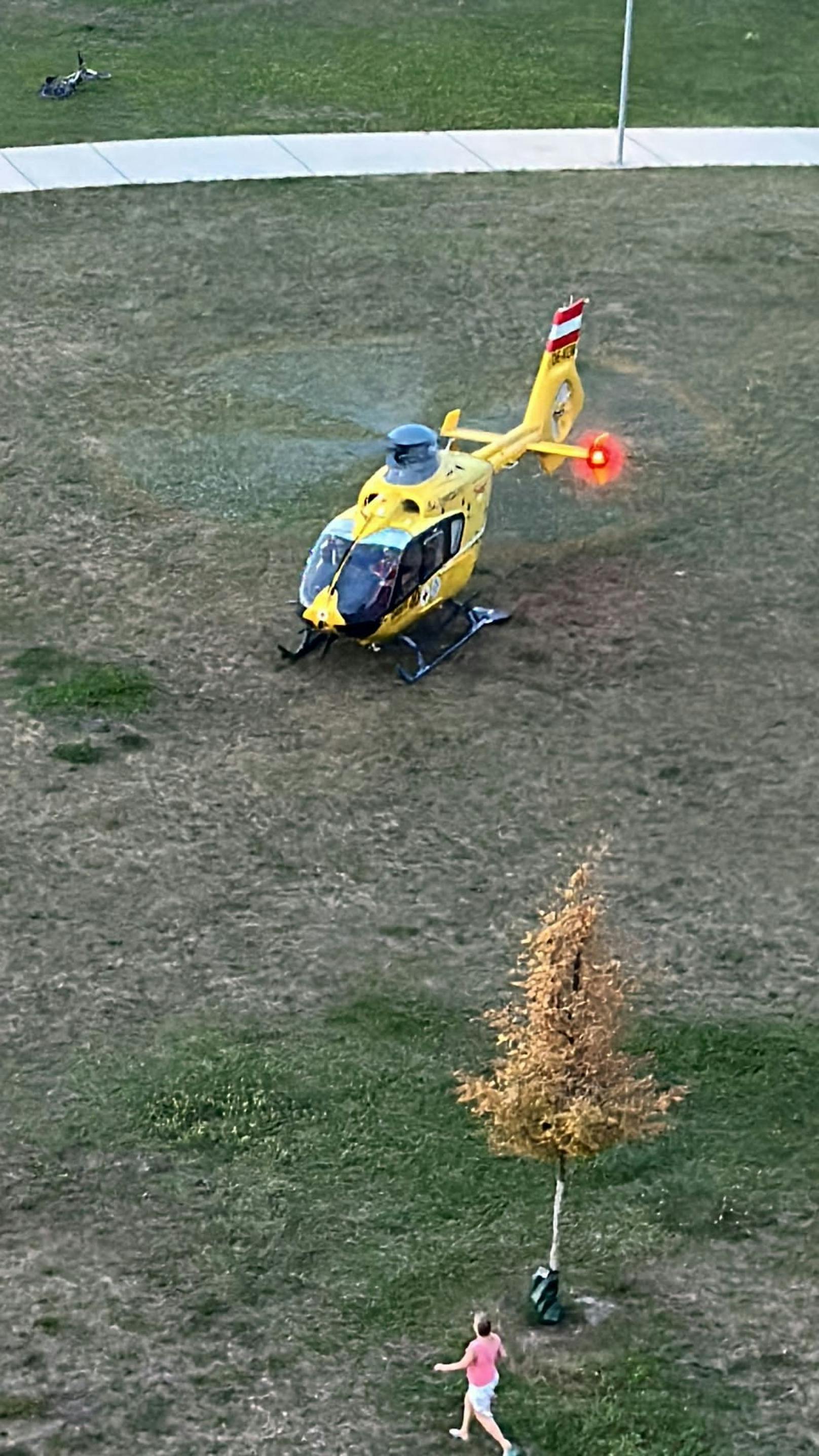 Auch ein Notarzthubschrauber steht im Einsatz. 