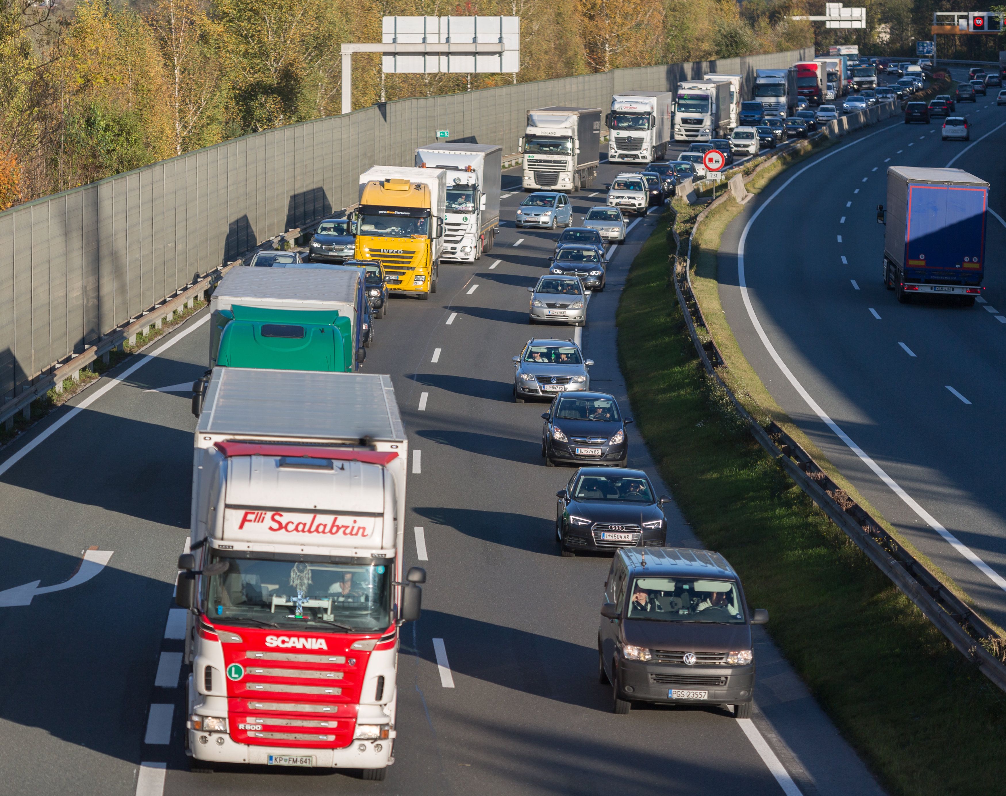 Ein Lenker in Salzburg missachtete die Rettungsgasse. (Symbolbild)
