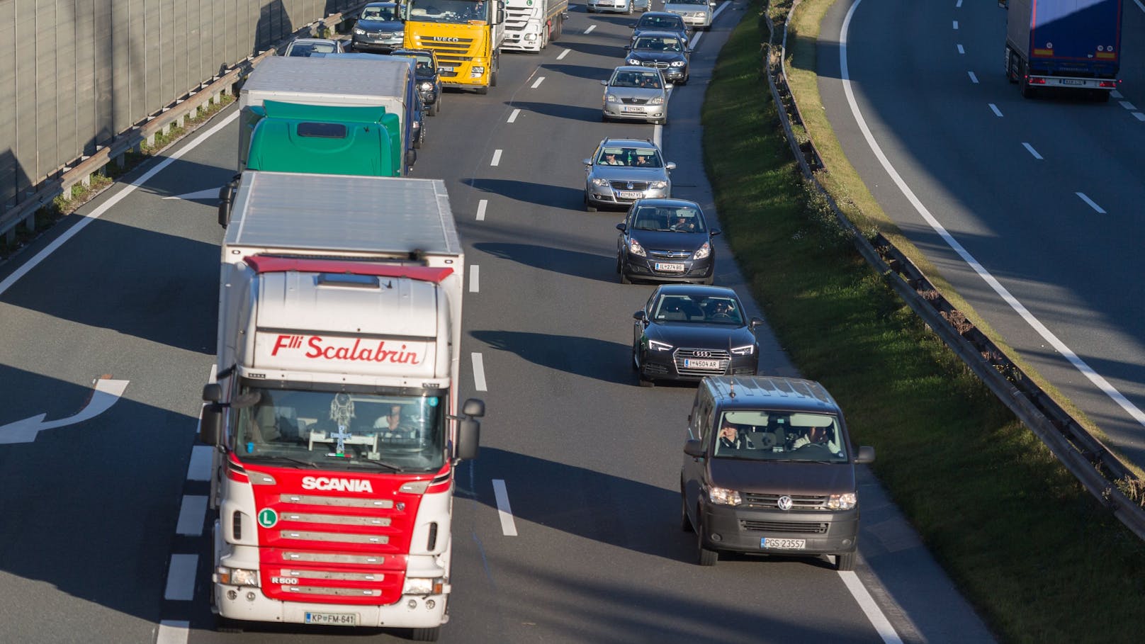 Ein Lenker in Salzburg missachtete die Rettungsgasse. (Symbolbild)