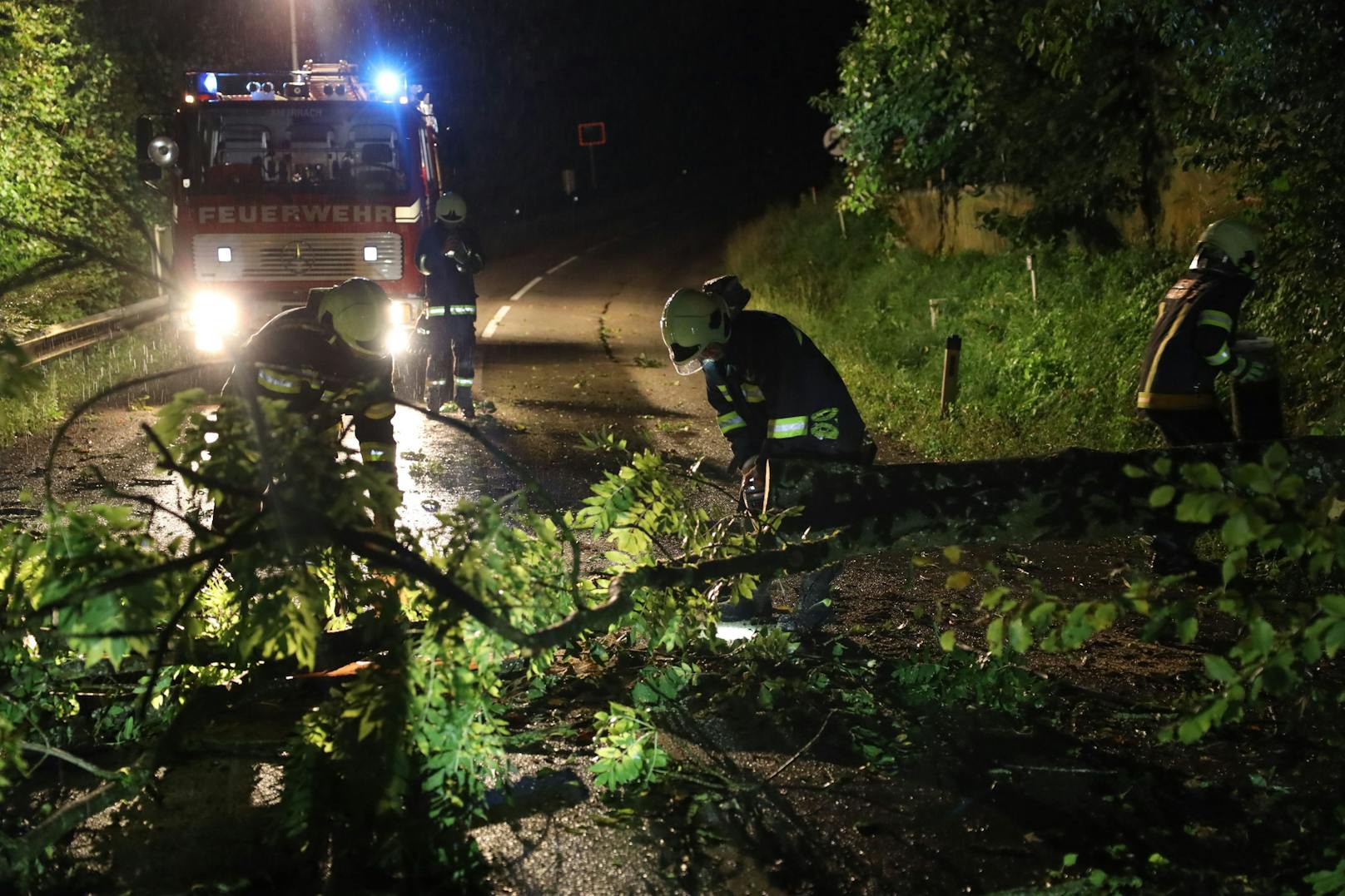 Die Unwetter in der Nacht auf Freitag hielten die Feuerwehr in Oberösterreich ordentlich auf Trab.