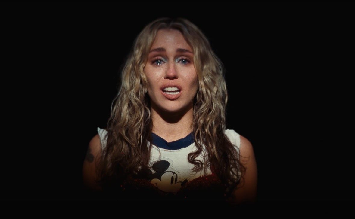 In ihrem neuen Musikvideo weint Miley Cyrus bitterlich.