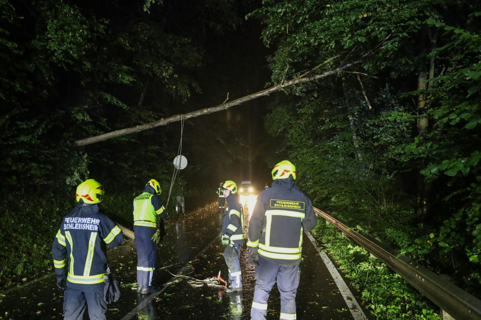 In Oberösterreich kam es in der Nacht auf Freitag zu zahlreichen Unwetter-Einsätzen der Feuerwehr. 