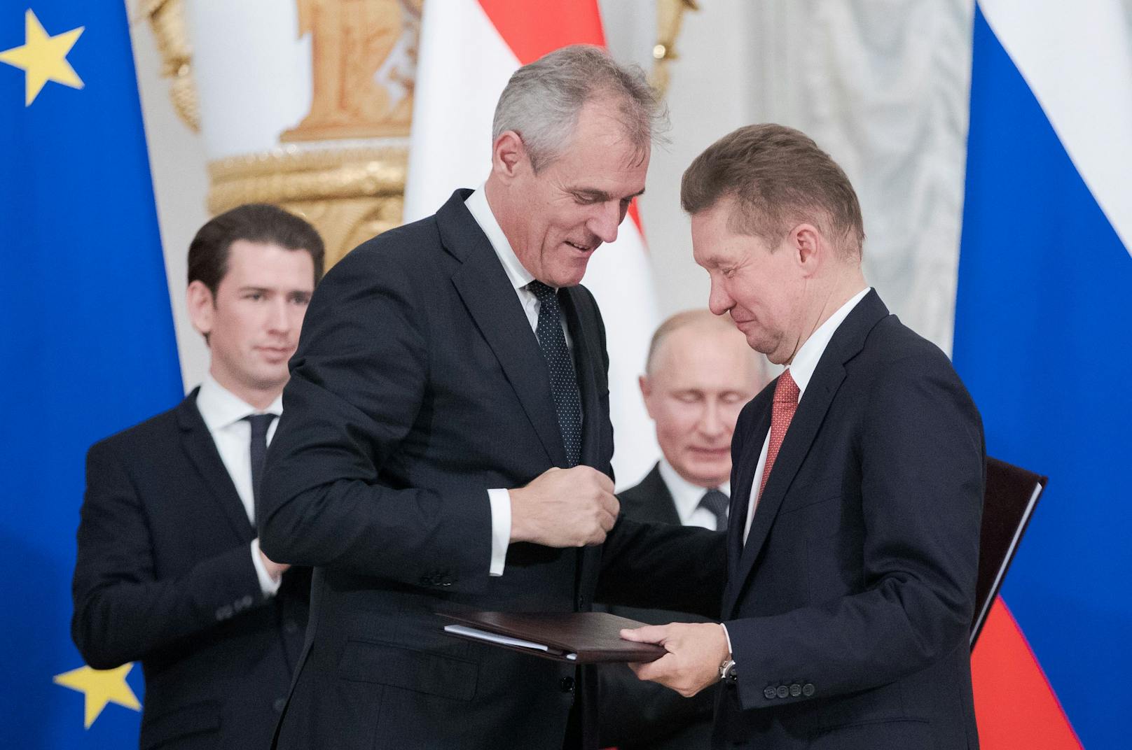 2018 hat die OMV gemeinsam mit der russischen Gazprom den Liefervertrag bis 2040 verlängert. Im Hintergrund: Ex-Kanzler Kurz und Russen-Despot Wladimir Putin.