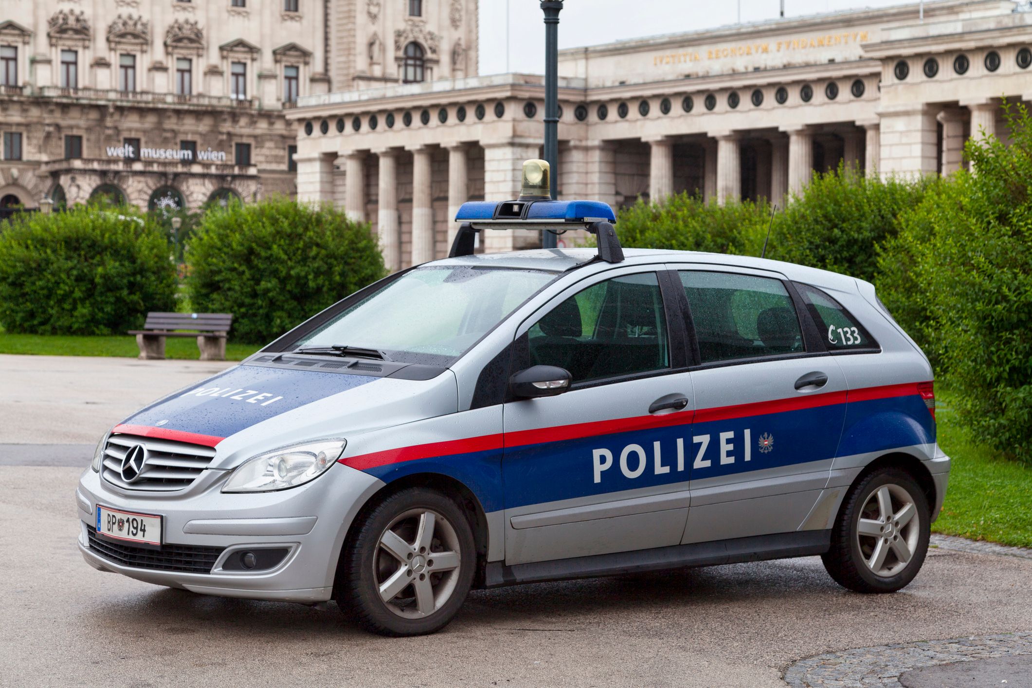 Der mutmaßliche Täter ließ sich widerstandslos festnehmen – zuvor war er auf ein öffentliches Park-WC geflüchtet. Symbolbild. 