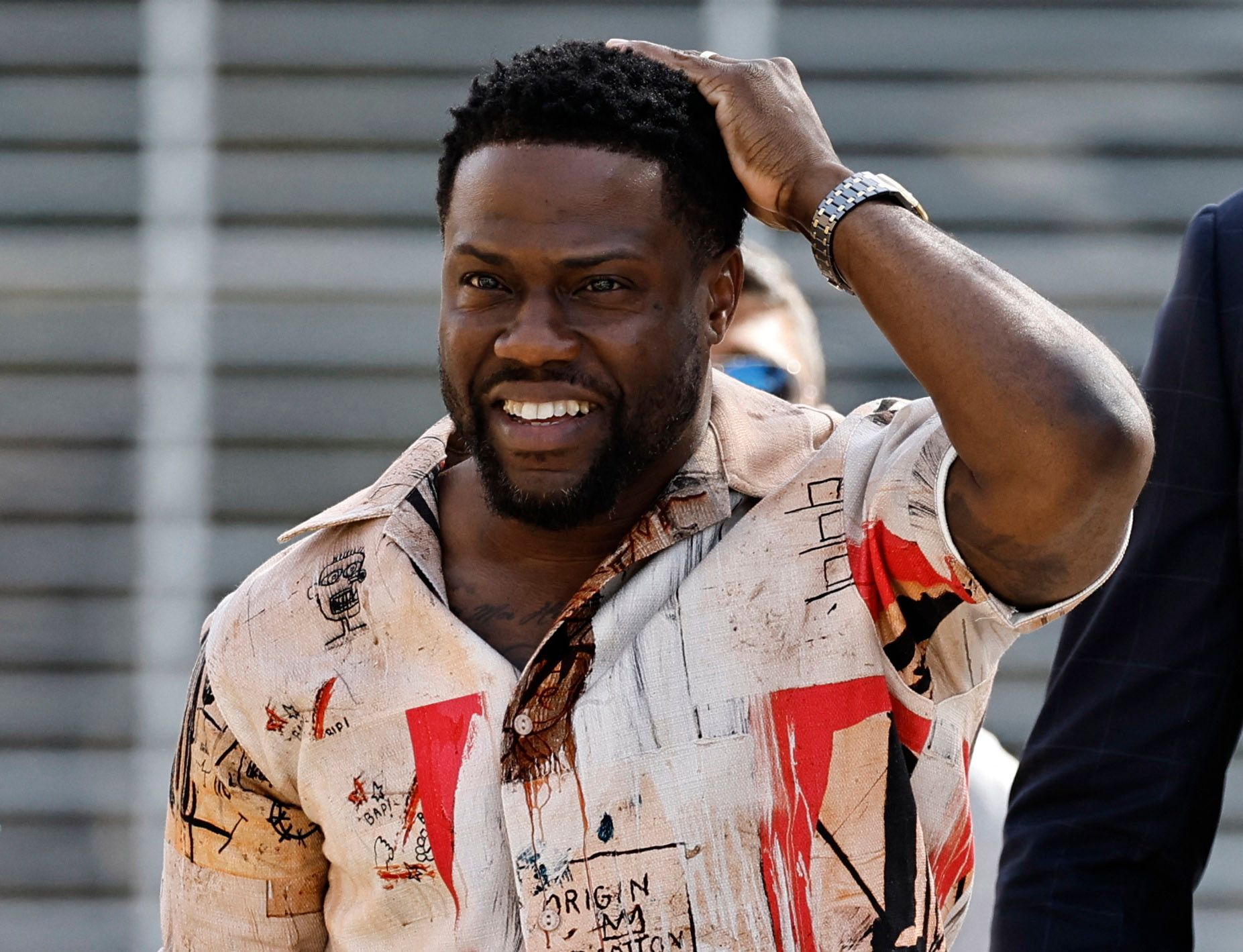 Kevin Hart meldets ich auf Instagram bei seinen Fans.