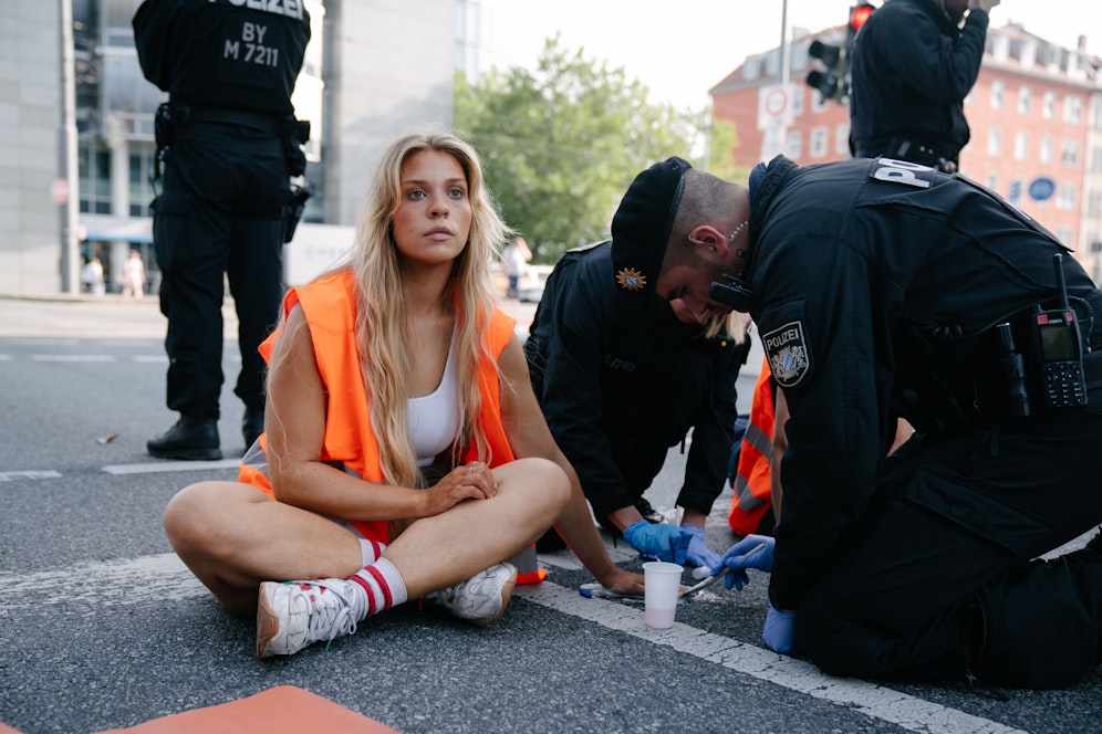 Anja Windl hat sich in München auf der Straße festgeklebt.