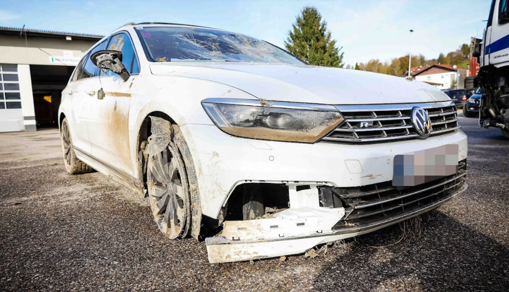 Der 13-Jährige soll u.a. einem Taxler das Fahrzeug geraubt und geschrottet haben.