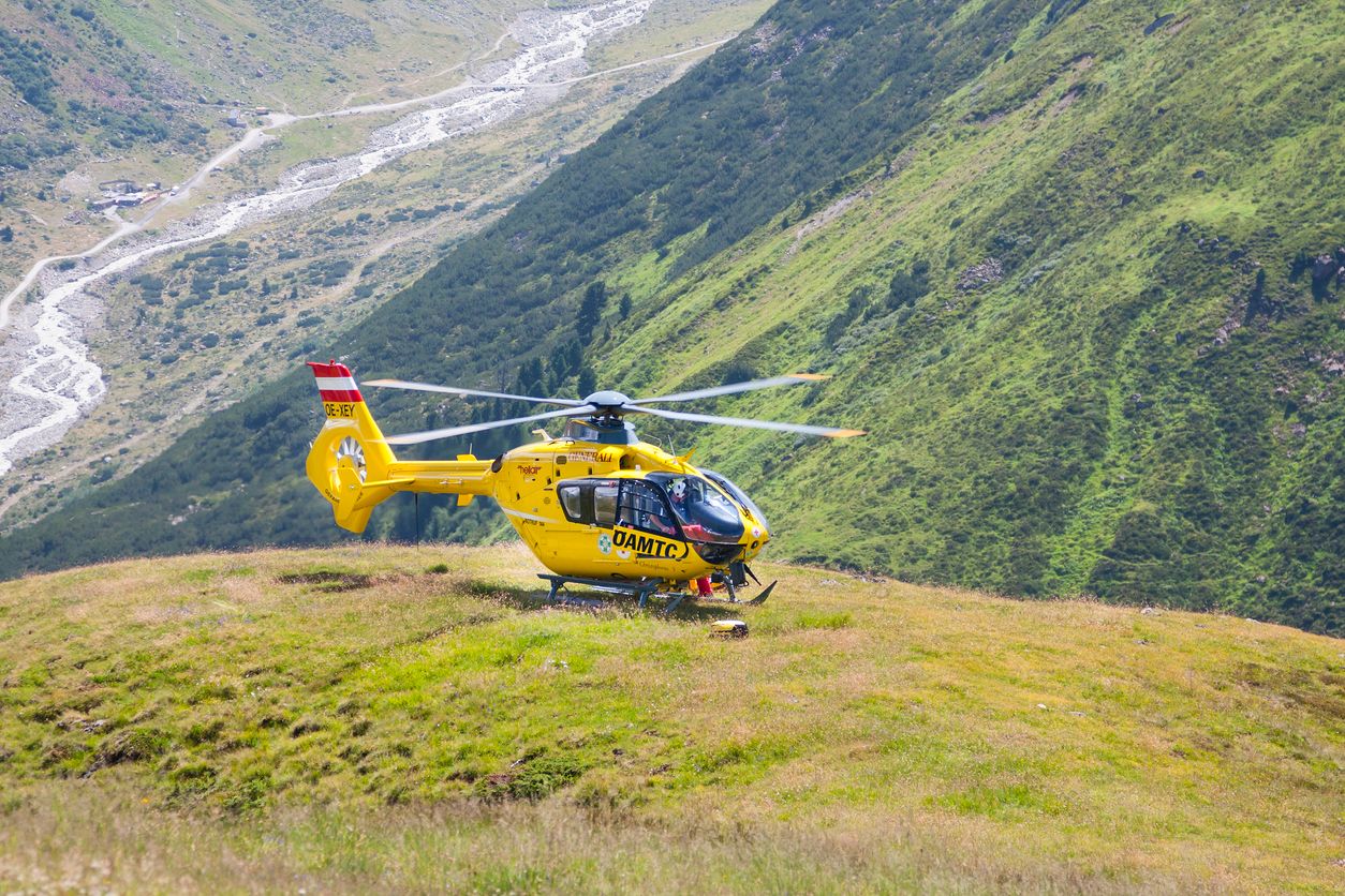 Der Rettungshubschrauber musste die kollabierte Wanderin ins Krankenhaus fliegen. (Symbolbild)