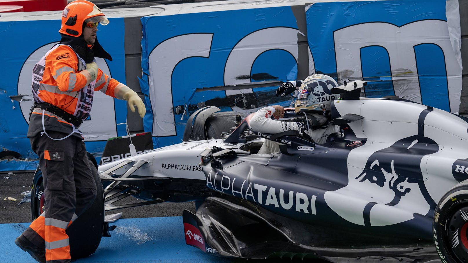 Alpha-Tauri-Pilot Daniel Ricciardo zog sich einen Mittelhandbruch zu. 
