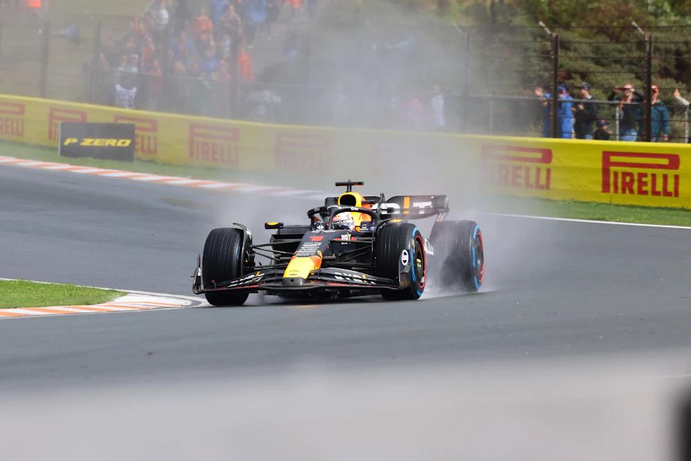 Max Verstappen auf der regennassen Strecke von Zandvoort. 