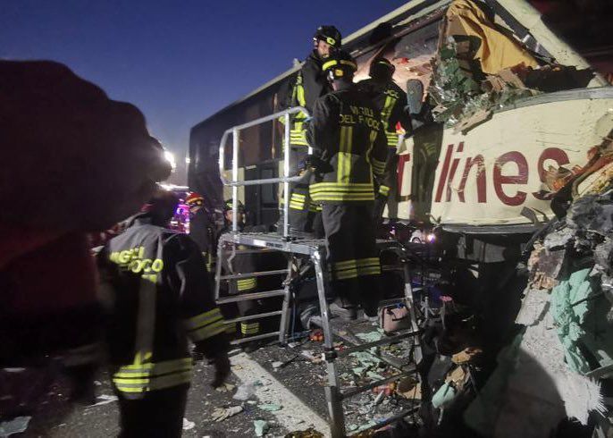 Beim schweren Auffahrunfall in Norditalien verletzten sich Dutzende Menschen.