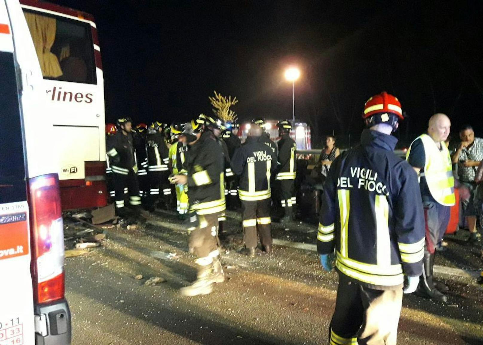 Beim schweren Auffahrunfall in Norditalien verletzten sich Dutzende Menschen.