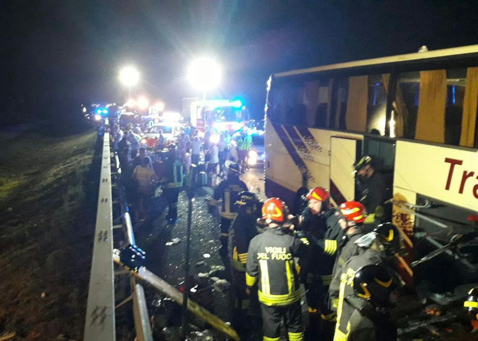 Zehn Feuerwehreinheiten im Einsatz: Die Rettungskräfte versuchen, die Menschen aus dem Reisebus zu befreien. (25. August 2023)