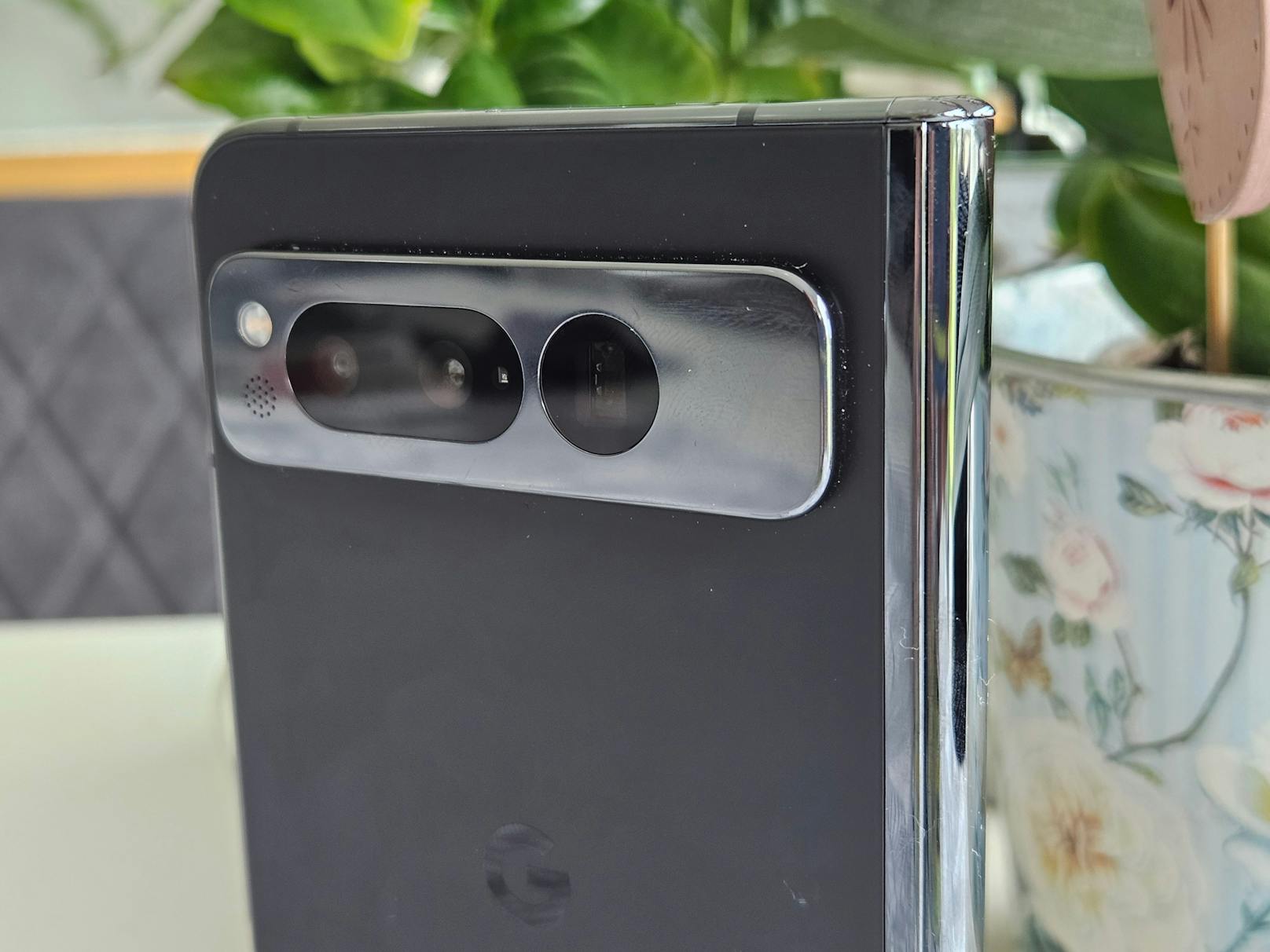 ... findet sich ein Kameramodul, dessen Design man vom Google Pixel 7 Pro kennt. Ein breiter Balken steht aus der Rückseite hervor und beinhaltet drei Kamerasensoren.&nbsp;