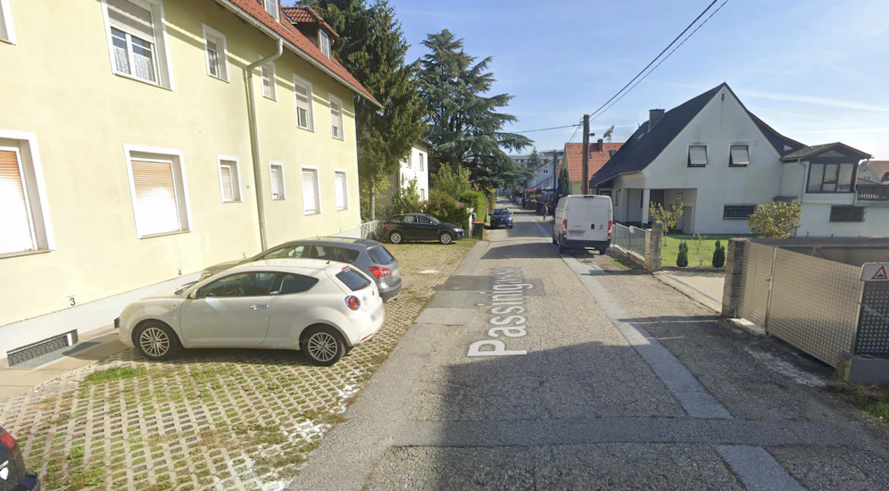 In der Passinigasse wurde der 15-Jährige eingekesselt – und rammte daraufhin ein Polizeiauto.