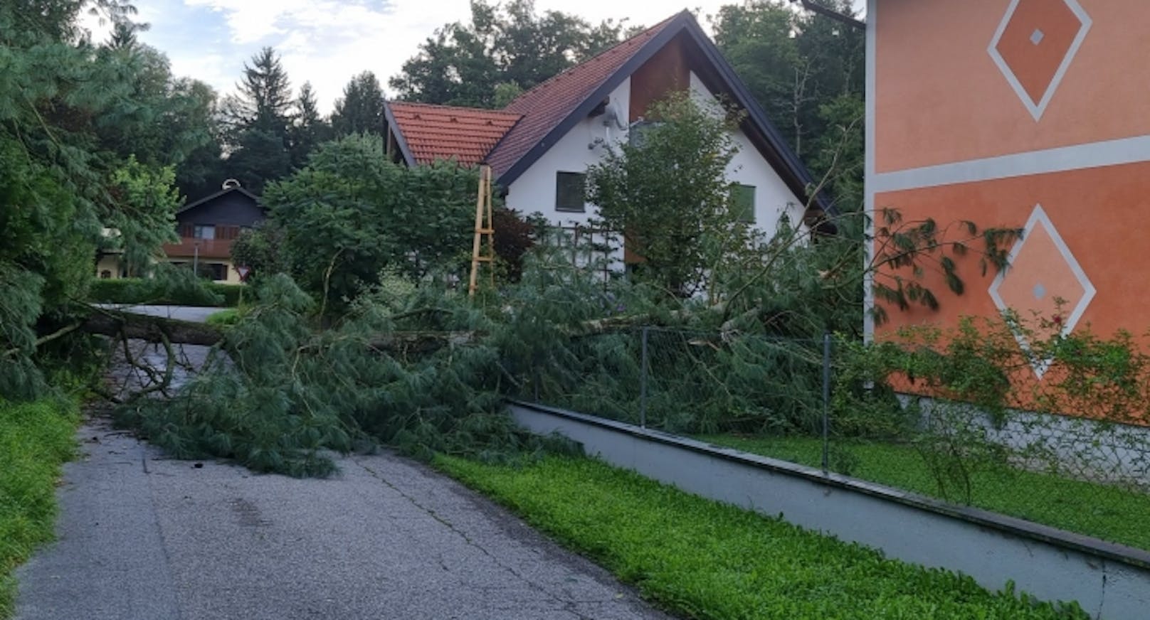 In Bürmoos musste ein Haus wegen der Unwettergefahr evakuiert werden.