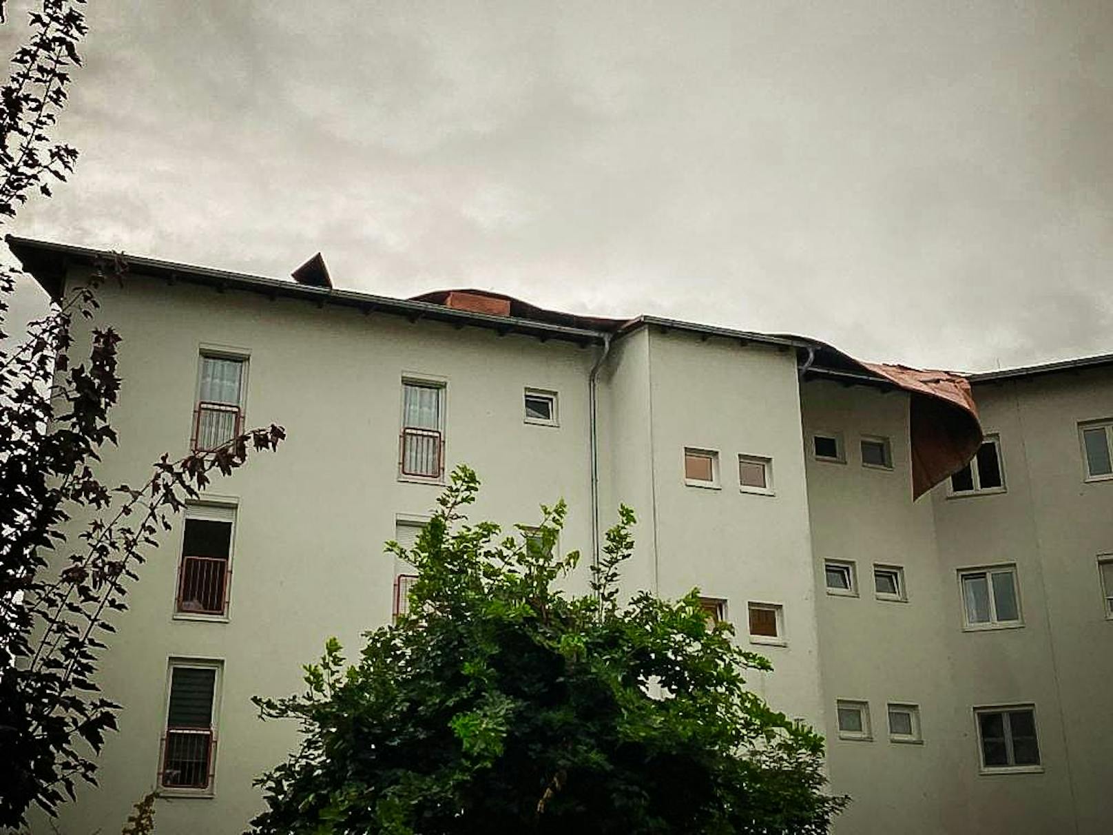 Auch in Braunau am Inn wurde ein 250 Quadratmeter großes Blechdach einfach weggerissen.