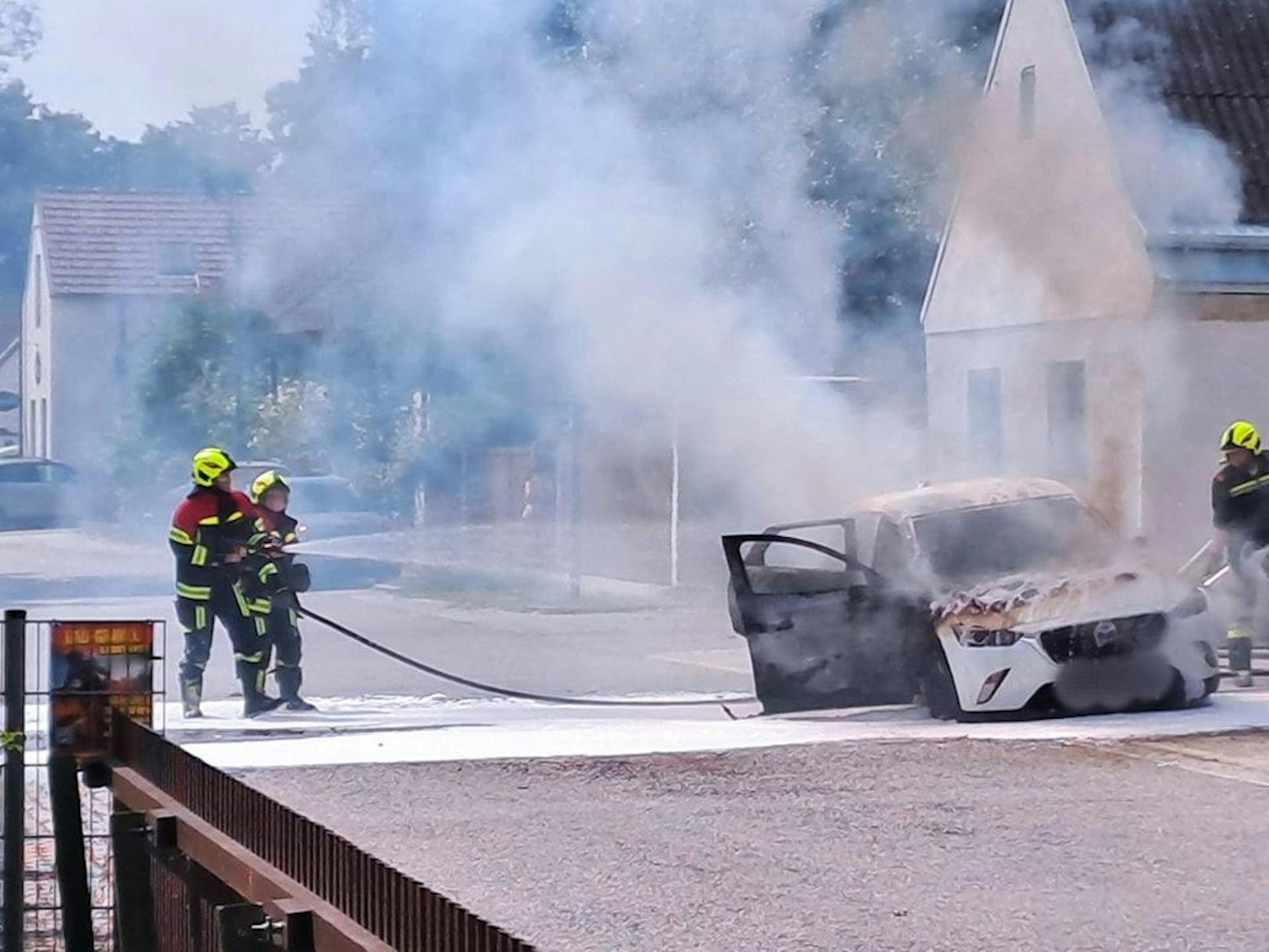 Während des Einsatzes musste sich die Feuerwehr über vorbeifahrende Autolenker ärgern.