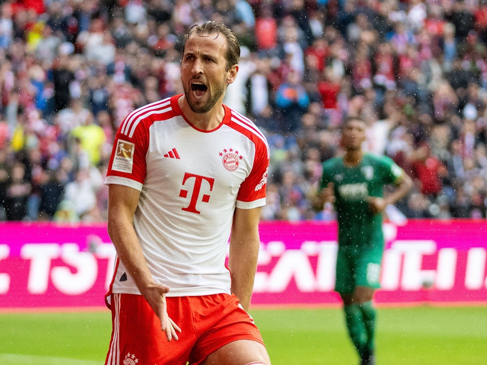 Kane jubelt beim 3:1 der Bayern gegen Augsburg.