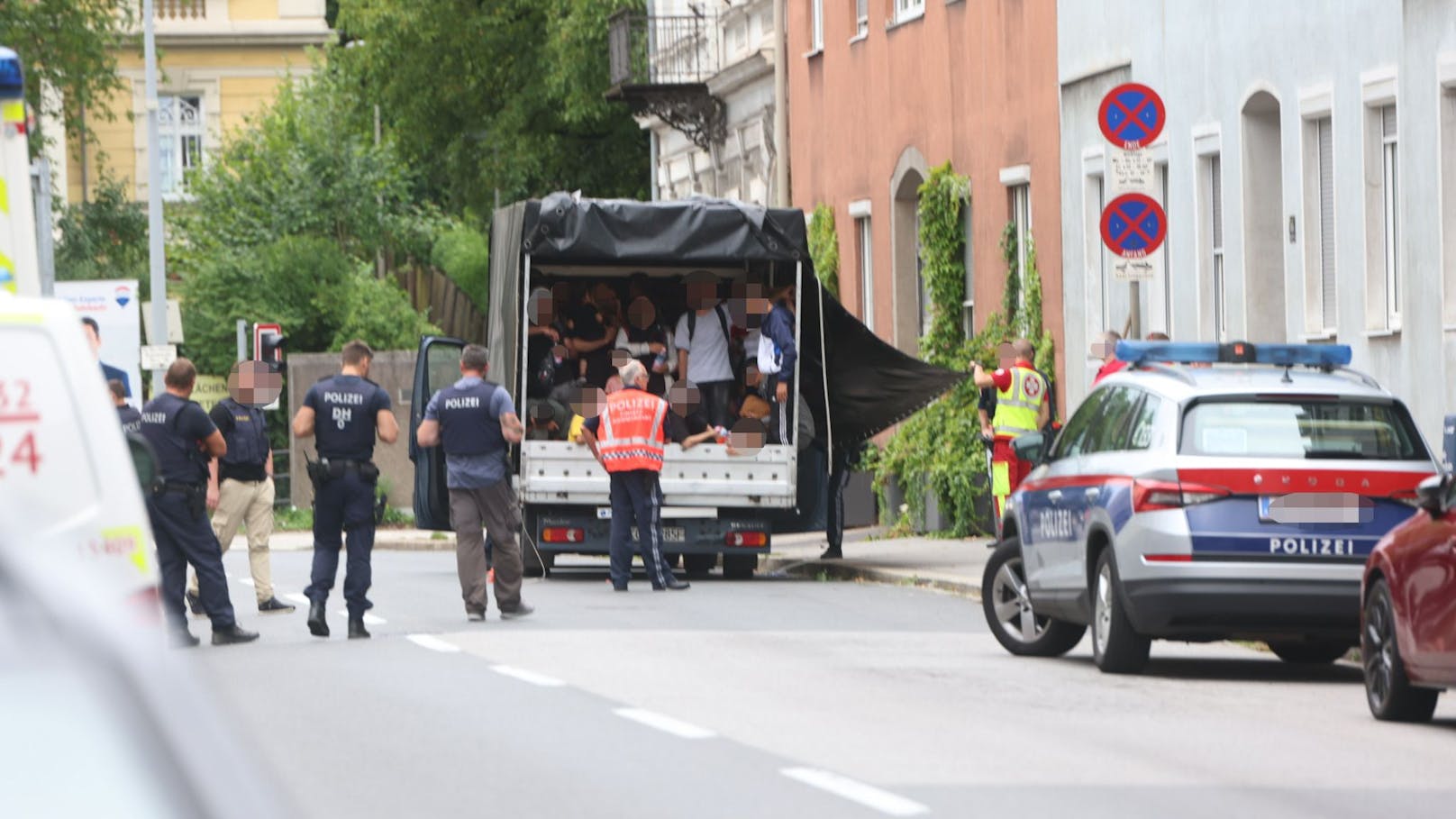 In der Linzer Rudolfstraße wurden 53 Menschen in einem Transporter von der Polizei gefunden.&nbsp;