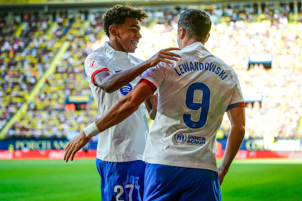 Der 16-jährige Lamal jubelt mit Lewandowski.&nbsp;
