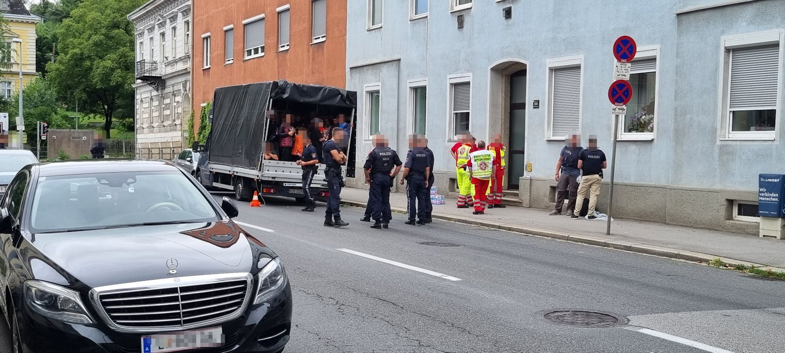 Die Polizei ermittelt, bis jetzt gibt es noch keine näheren Informationen über den Vorfall.