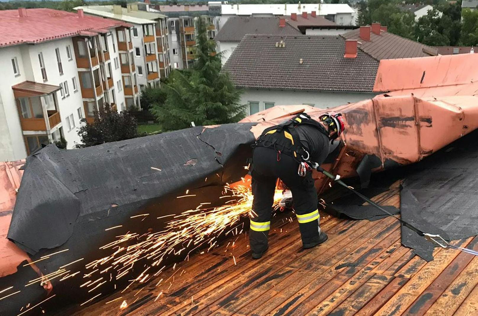 Ganze Häuser wurden einfach abgedeckt, die Dächer komplett weggefetzt.