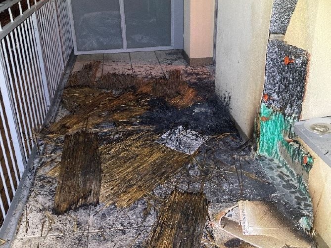 Den Polizisten gelang es, den Balkonbrand abzulöschen.